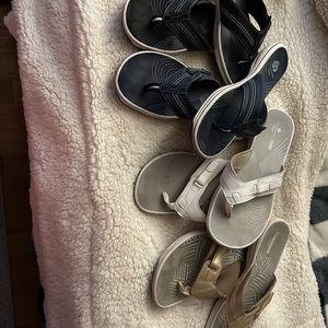 4pair Clark’s Cloudstepper sandals size 9
